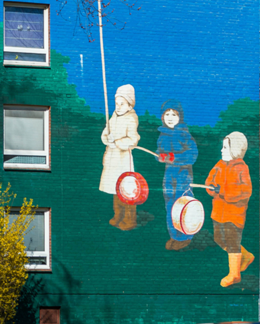 Detail aus dem "Laternenumzug": Kinder halten Laternen. Detail aus dem "Laternenumzug": Kinder halten Laternen.