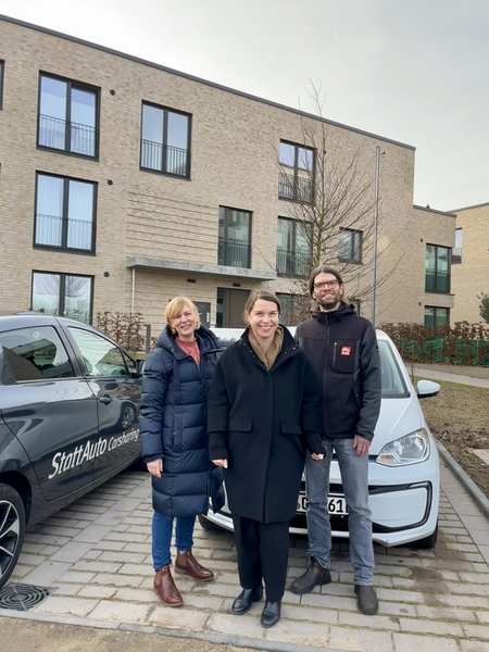 Eröffnung des neuen Carsharing Standorts in Travemünde. Alexandra Schlennstedt (TRAVE), Luisa Eichhorn (StattAuto) und Arne Evensen (TRAVE). 