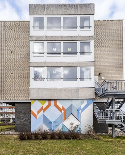 An der Seniorenwohnanlage in der Solmitz befindet sich das Kunstwerk eines unbekannten Künstlers/einer unbekannten Künstlerin.