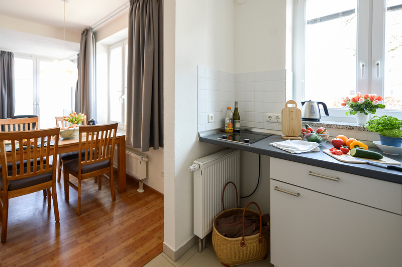 Küche mit Arbeitsfläche und Blick zum Essbereich