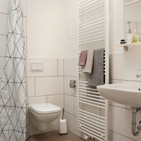 Helles Badezimmer mit Dusche und Handtuchheizkörper Bad mit ebenerdiger Dusche, Toilette, Handtuchheizkörper, Waschbecken.