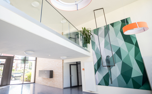 Die Bronzeplastik an ihrem neuen Standort im Foyer der Stettiner Straße 10.