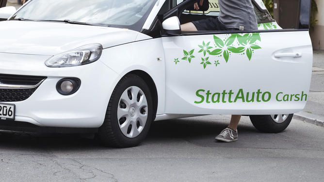 Carsharing-Auto steht in einem Wohnquartier