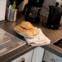 Küchenzeile mit Kaffeemaschine und frischen Brötchen Kaffeemaschine und Wasserkocher.