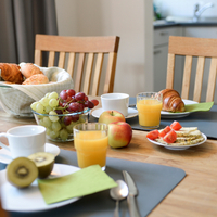 Der Esstisch für ein leckeres Frühstück gedeckt. Der Esstisch für ein leckeres Frühstück gedeckt.