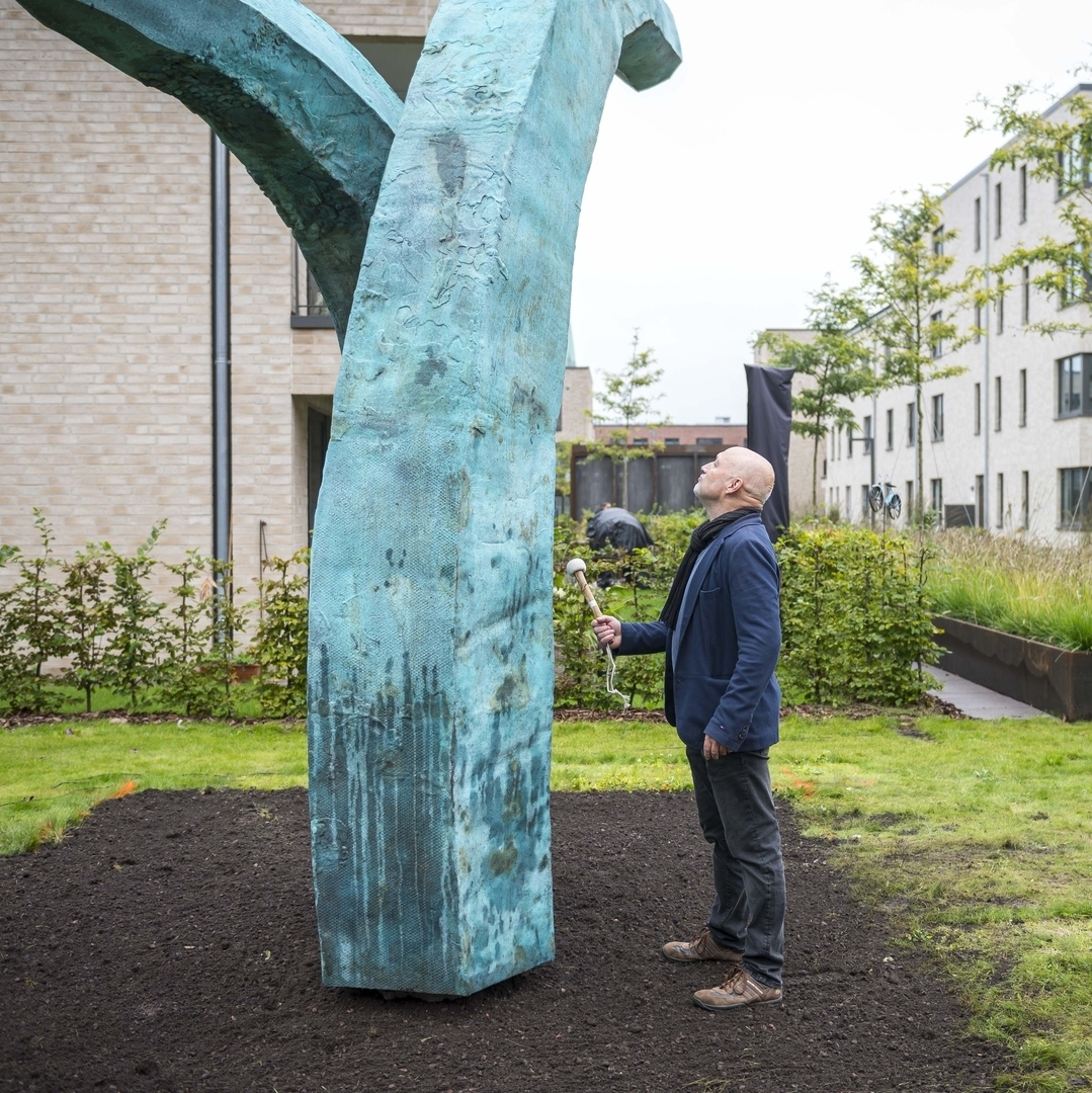 Tim Mertens bei der Einweihung der Bronzeplastik "Verwandlung" im Oktober 2024. Tim Mertens bei der Einweihung der Bronzeplastik "Verwandlung" im Oktober 2024.